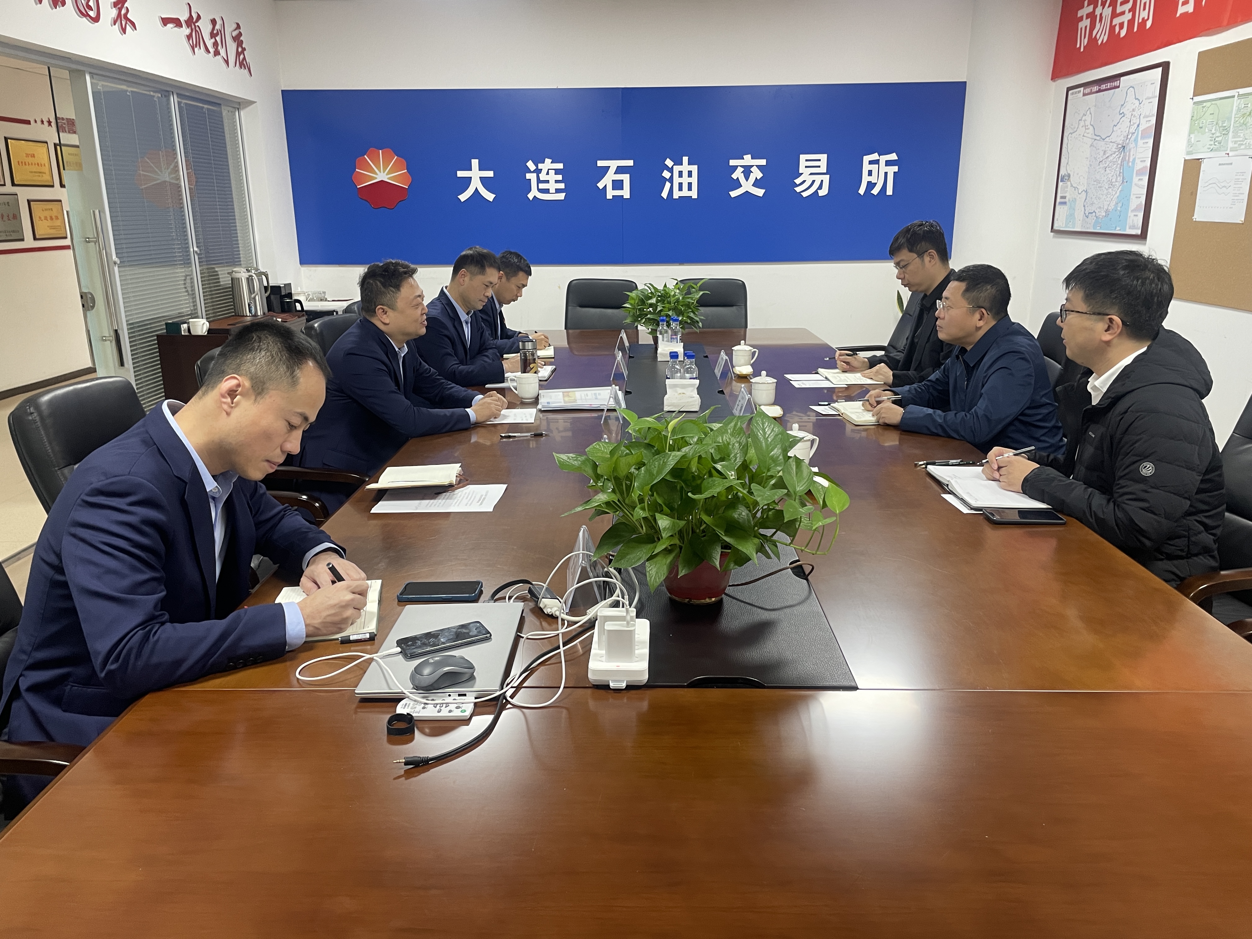中瓷电子：根据中国登记结算深圳分公司提供的数据截止至2025年6月20日收盘公司股东总户数20535户已合并