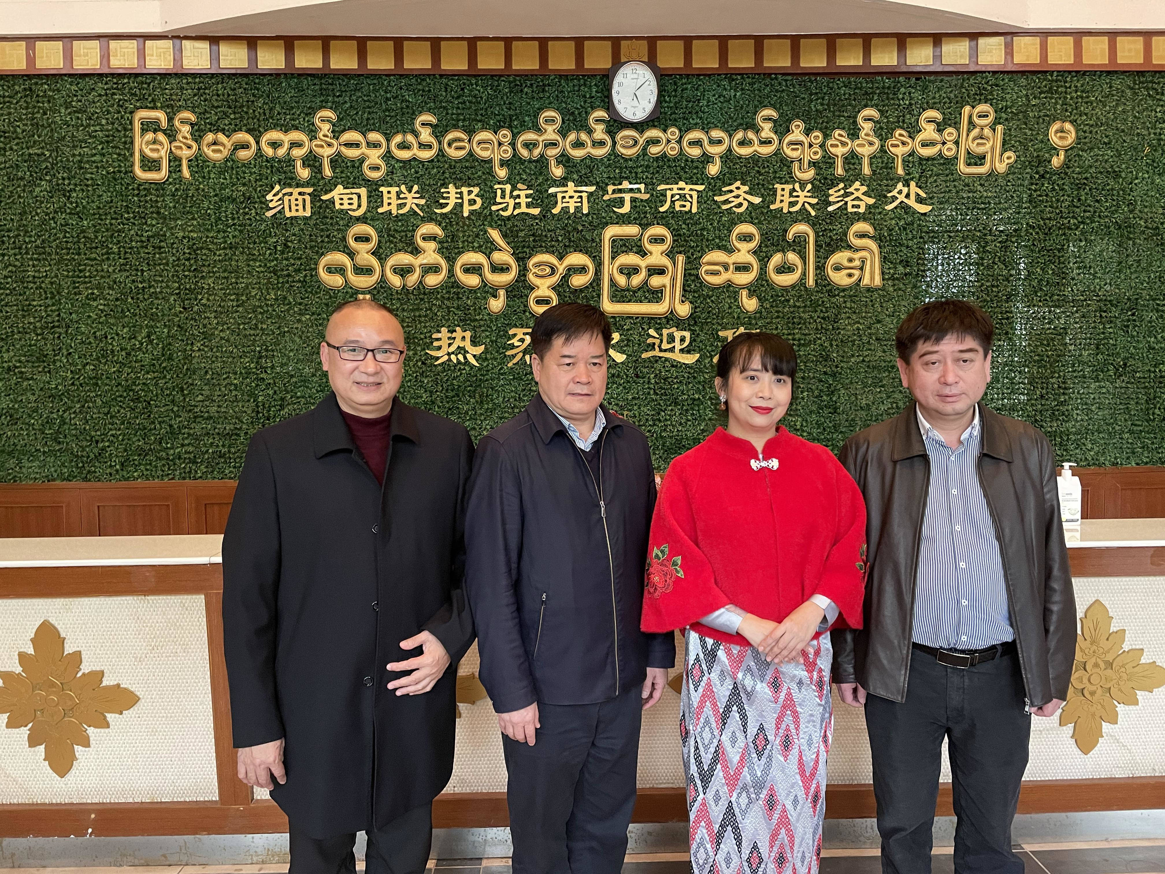 王鹏参赞拜会塞财政部长班古拉