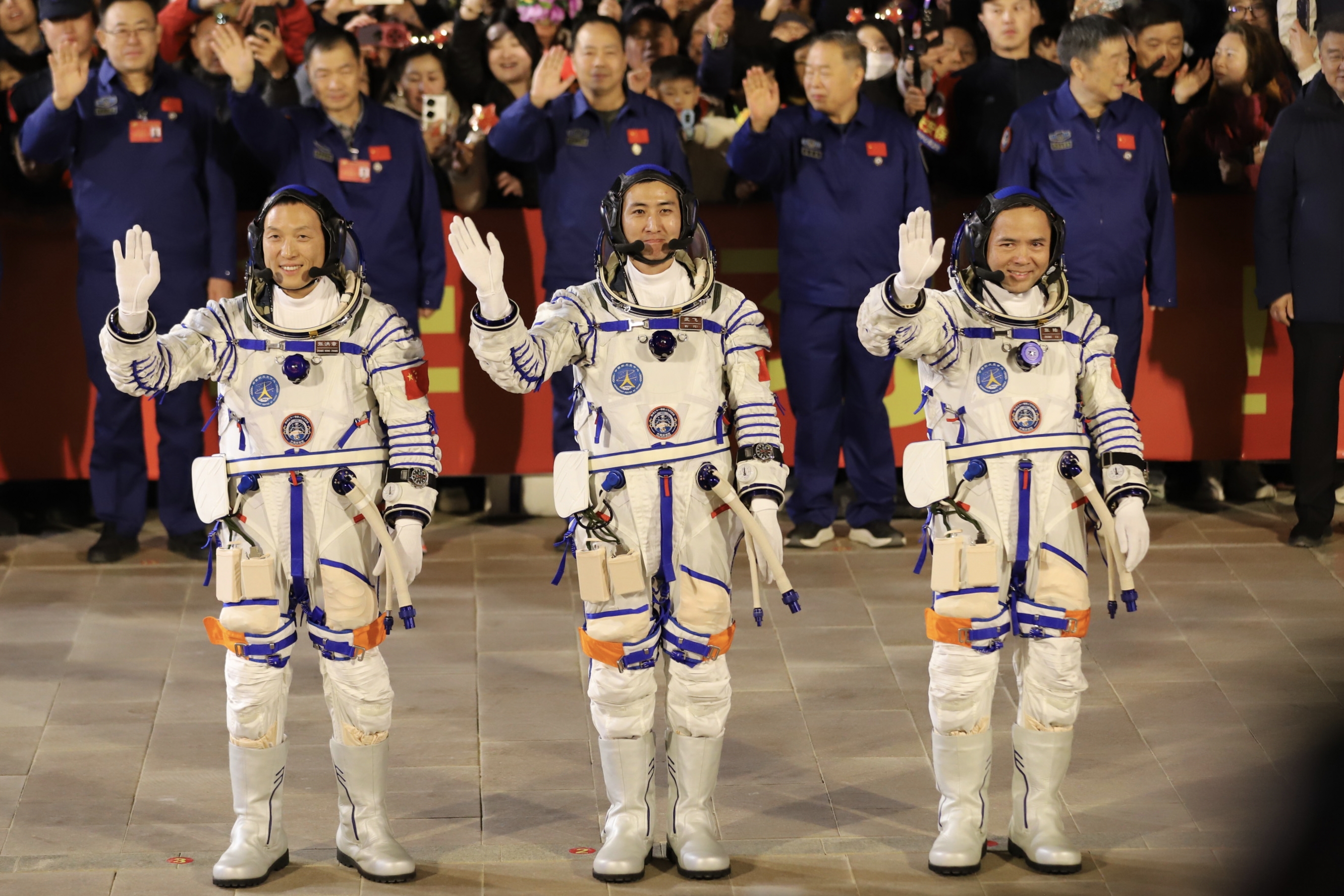 归来东风霞为冠 神舟披得锦衣还——写在神舟二十一号航天员乘组凯旋之际